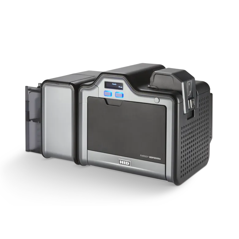 Impressora de cartões PVC HID Fargo HDP5000e vista na diagonal da direita para a esqueda