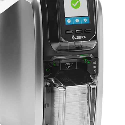 Impressora de cartões PVC Zebra ZC350 com foco na bandeja de saída e no painel LCD